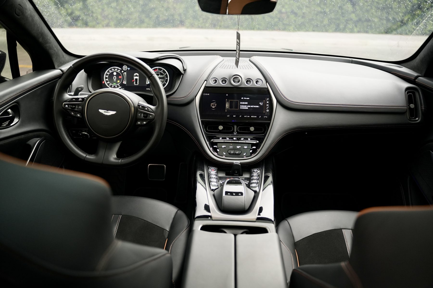 Aston Martin Dbx — photo 4