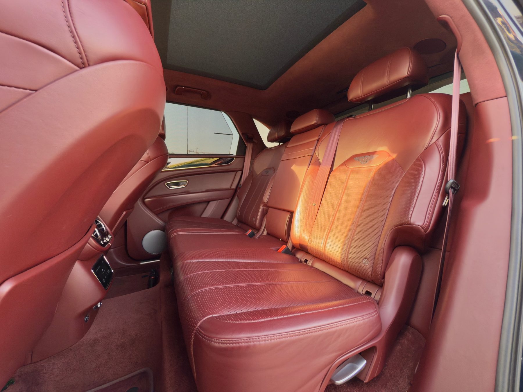 Bentley Bentayga V8 — photo 4