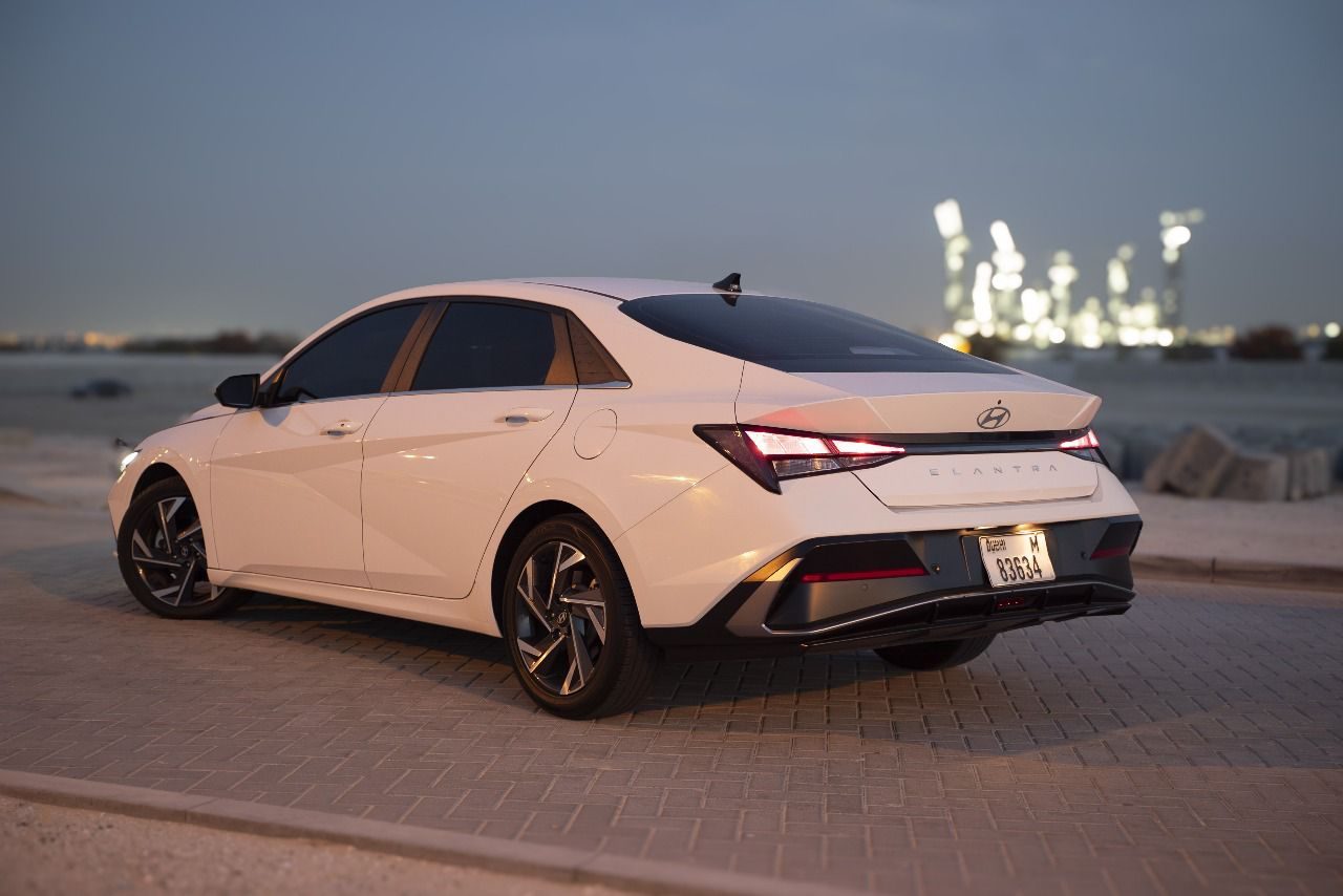 Hyundai Elantra — photo 4