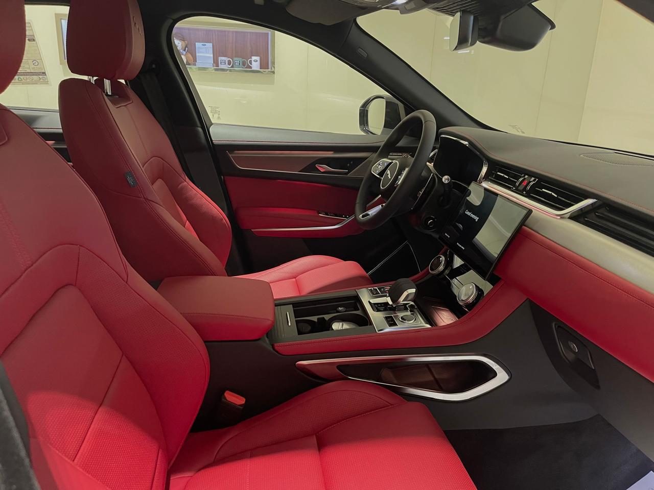 Jaguar F Pace — photo 4