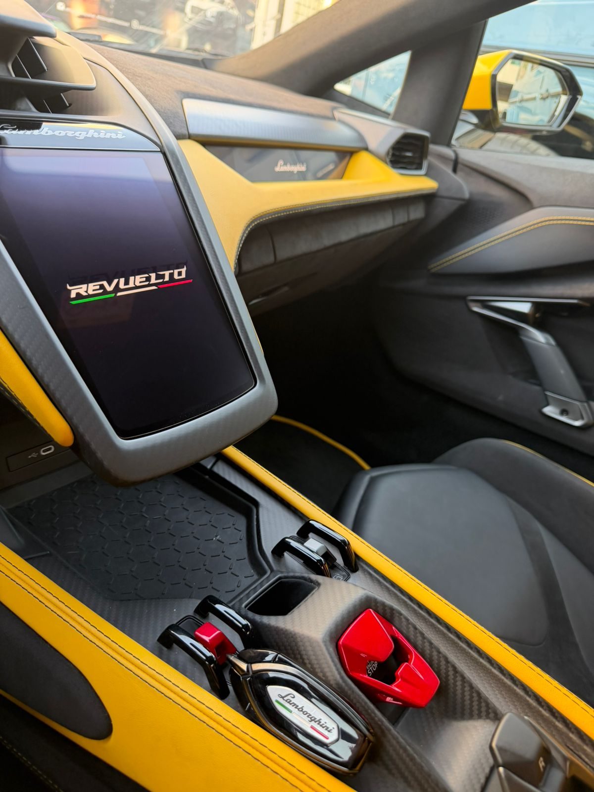 Lamborghini Revuelto — photo 5