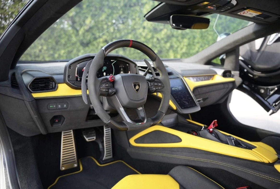 Lamborghini Revuelto — photo 4