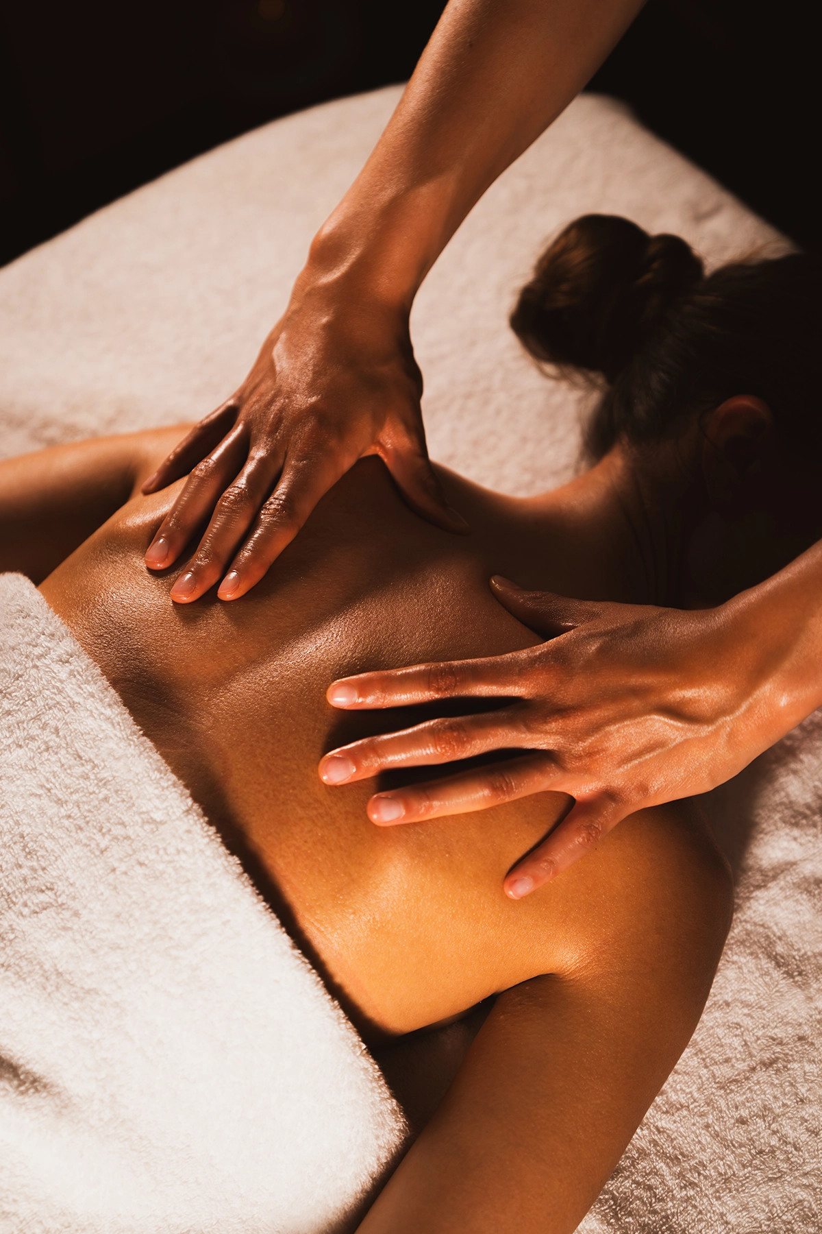 Massage relaxant du dos prodigué par une thérapeute experte au Spa MyBlend de l'Hôtel Kube Saint-Tropez.