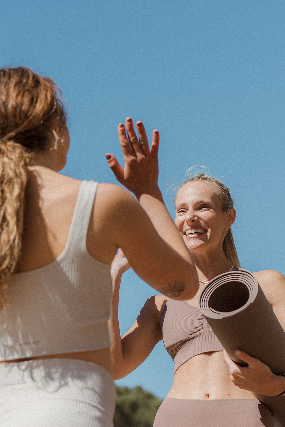 Deux femmes partageant un moment de complicité après une séance de yoga bien-être à Saint-Tropez.