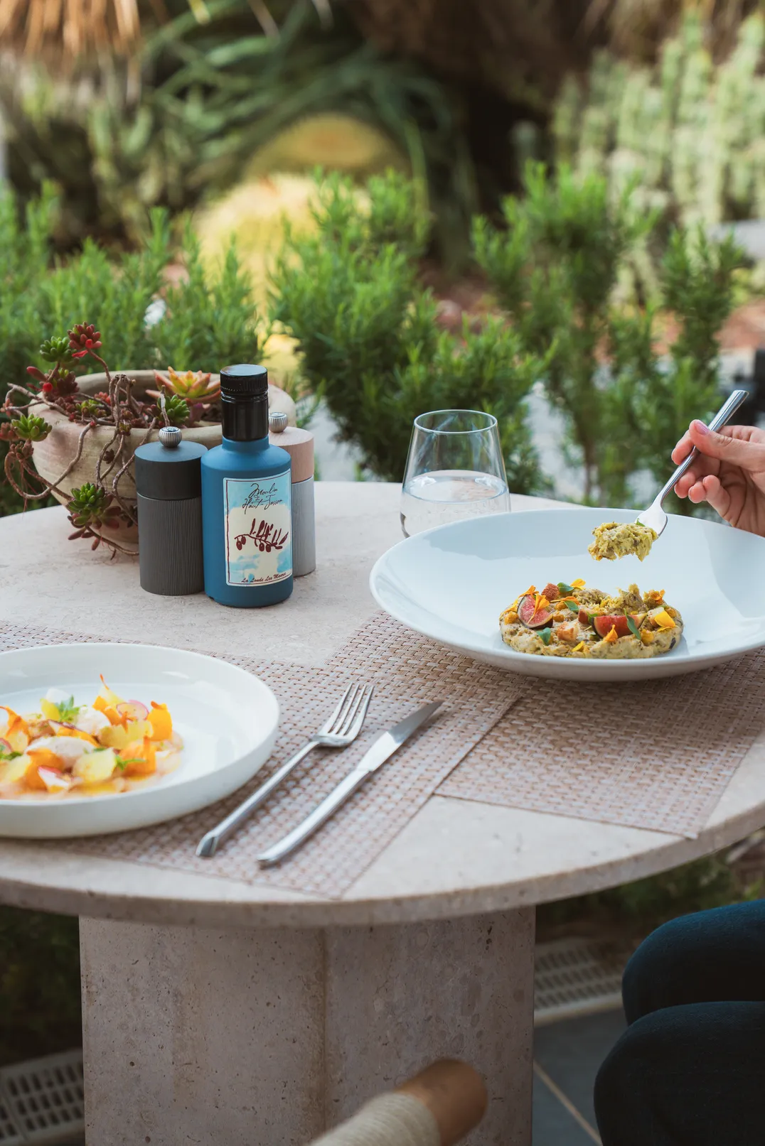 Déjeuner  au restaurant de l'Hôtel Kube Saint-Tropez, cuisine méditerranéenne dans un jardin exotique.