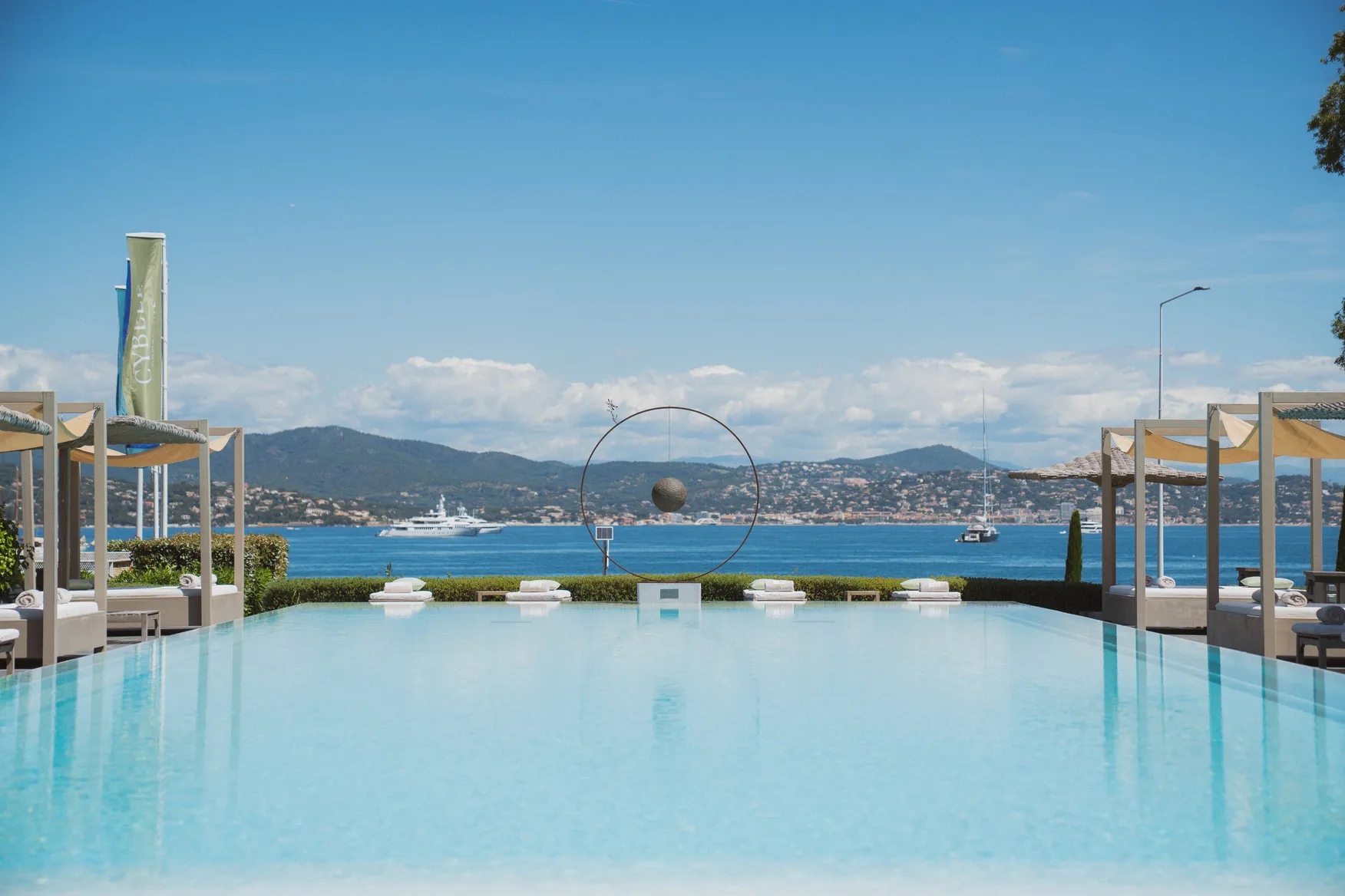Grande piscine Kube Saint-Tropez