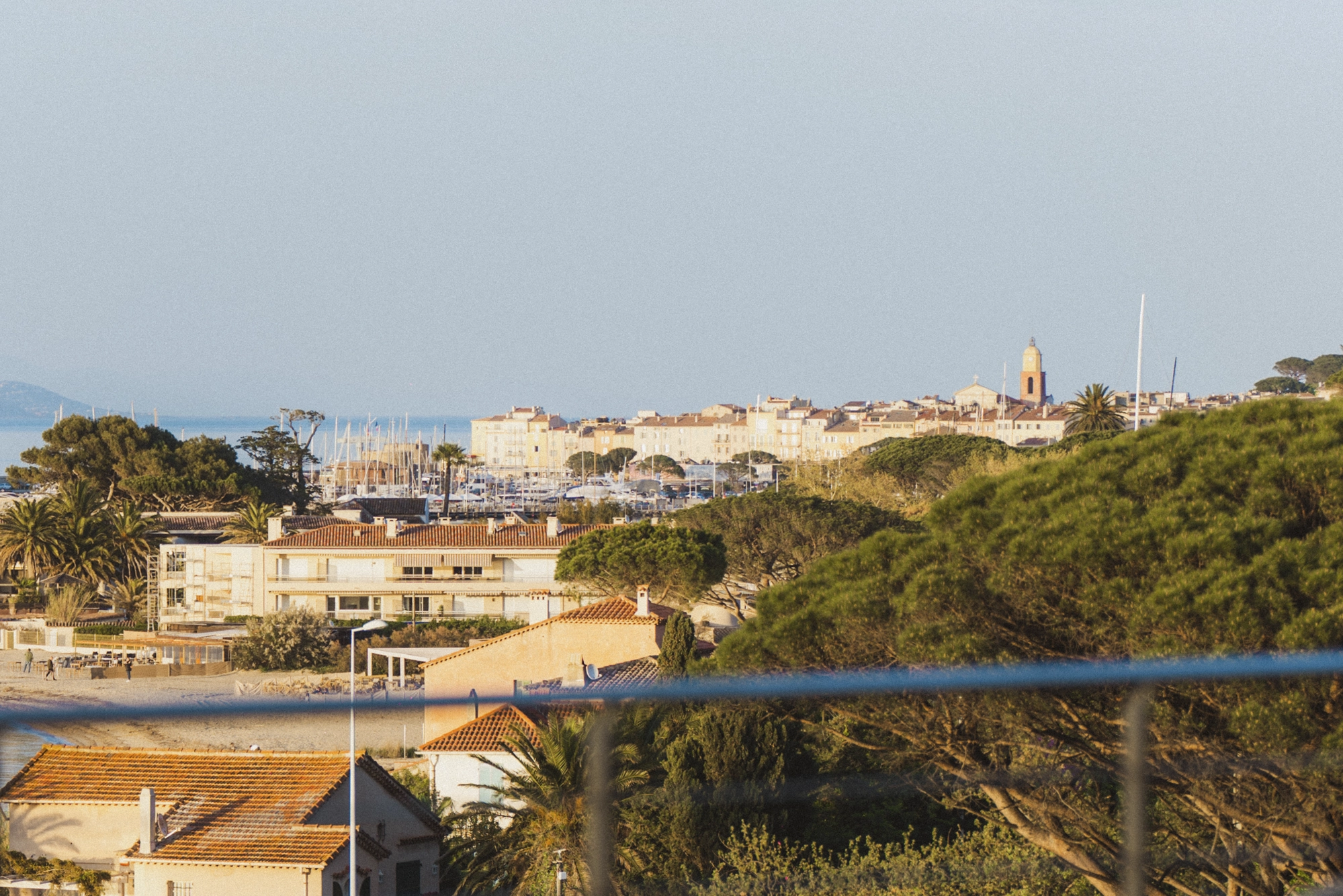 Vue sur les toits de Saint-Tropez et la mer Méditerranée depuis la terrasse sur le toit du Kube