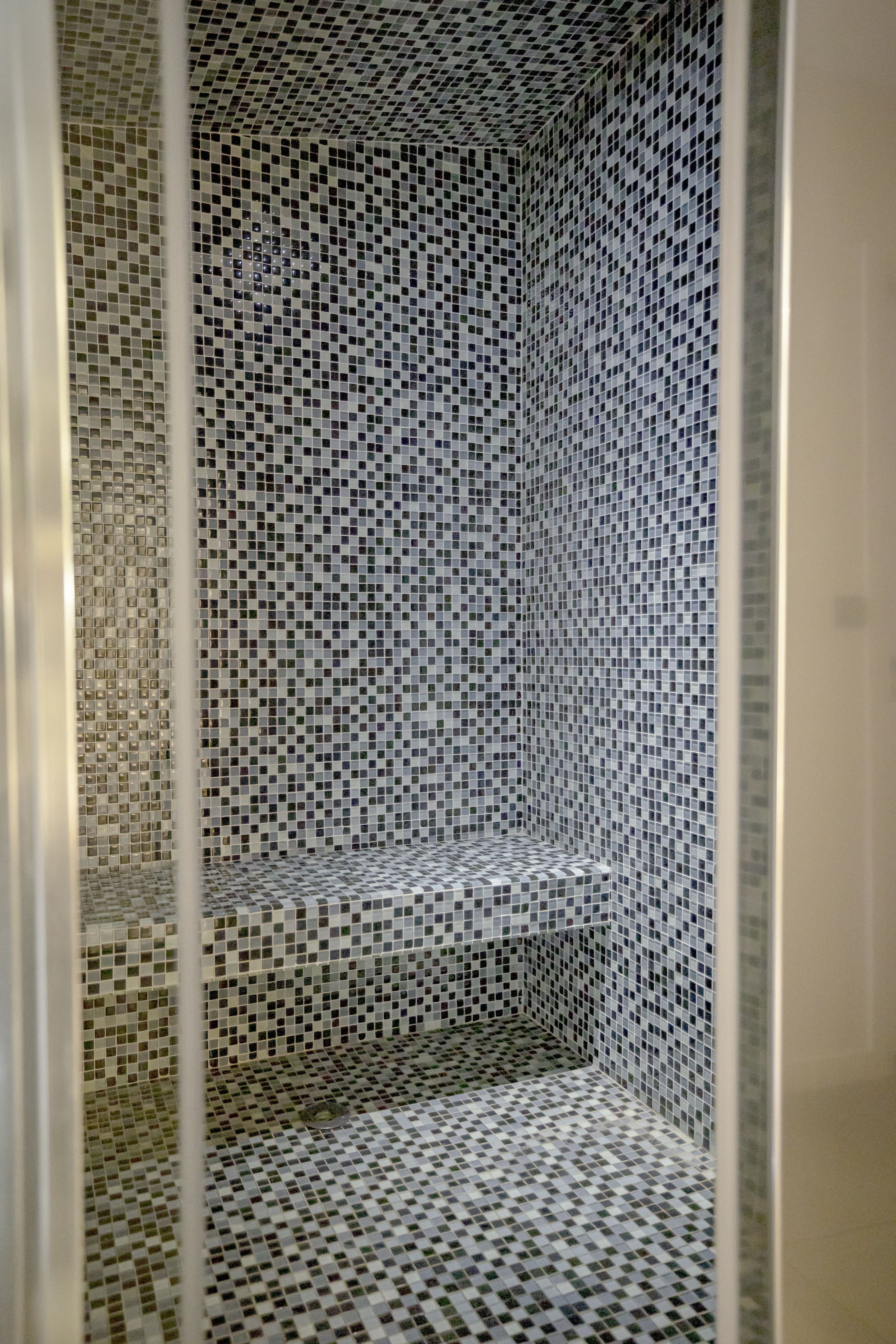 Hammam privé en mosaïque et espace bien-être, Chambre Junior Natural Sea, Hôtel Kube Saint-Tropez.