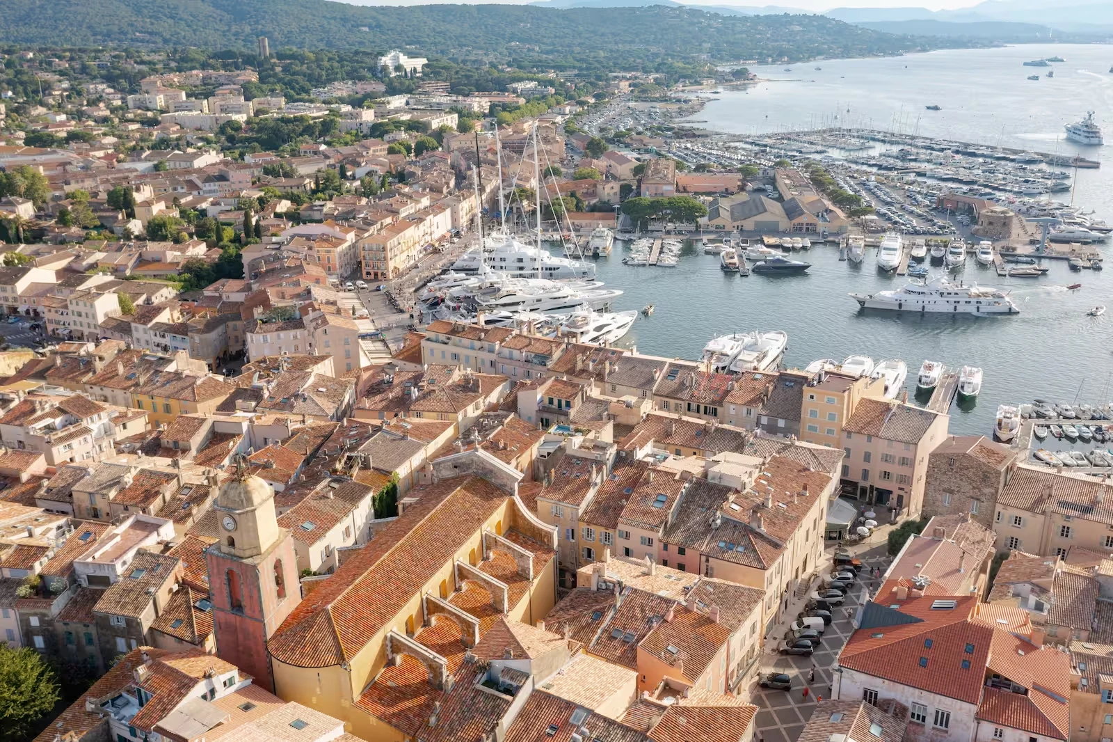 Le village de Saint-Tropez vu depuis le port
