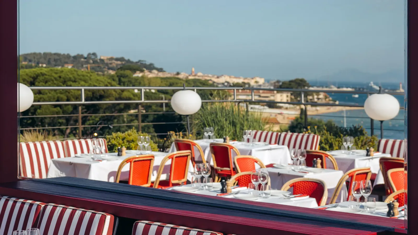 Terrasse de restaurant avec vue sur le golfe de Saint-Tropez