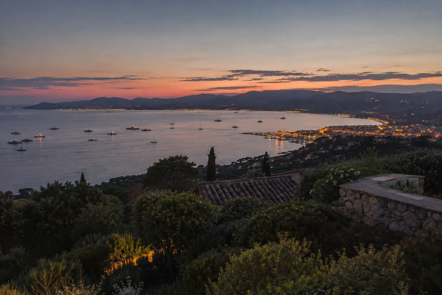 Vue sur le golfe de Saint-Tropez depuis les hauteurs de Gassin au crépuscule