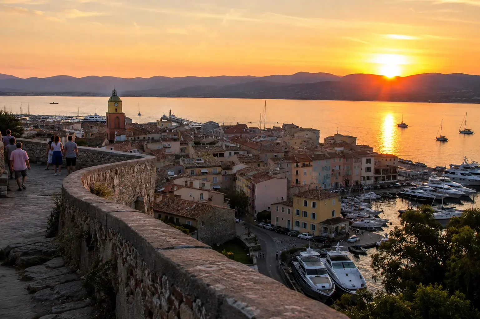 Coucher de soleil sur le port de Saint-Tropez vu de la Citadelle