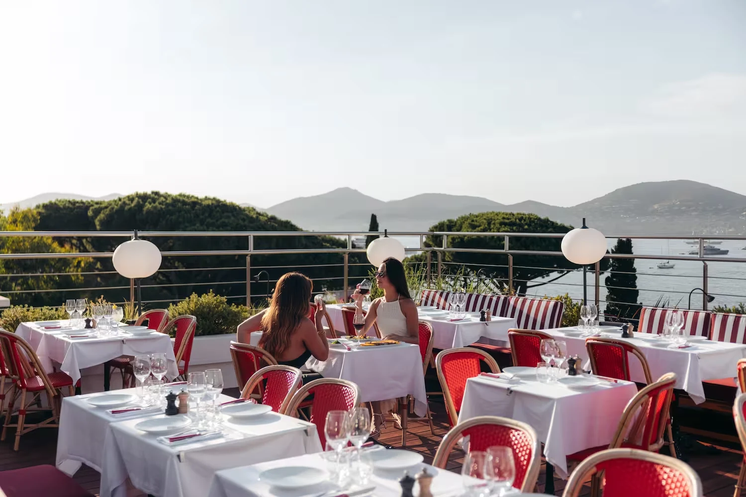 Tables dressées en terrasse face au golfe de Saint-Tropez