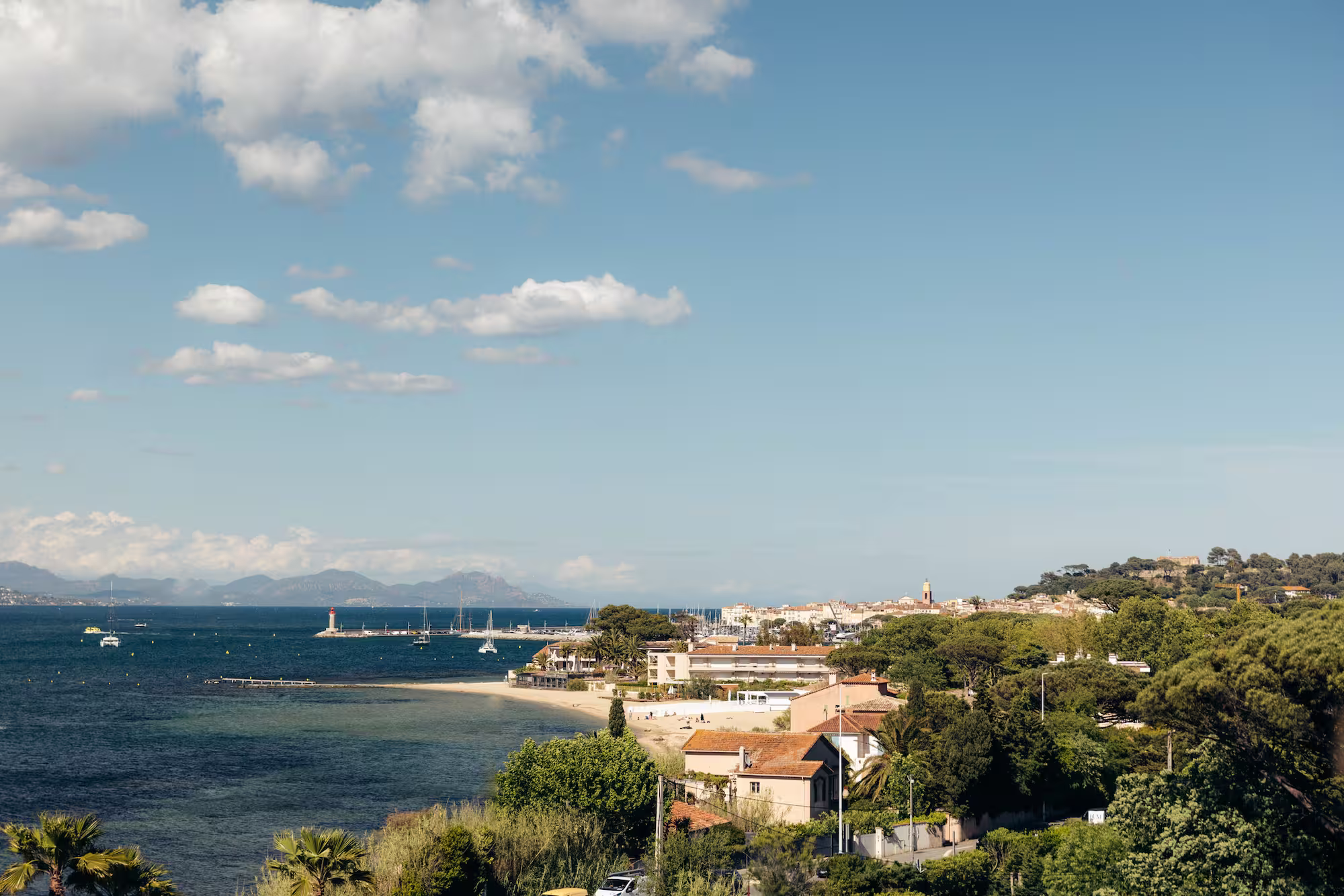 Le golfe et le village de Saint-Tropez vus des hauteurs, la plage et le port au fond