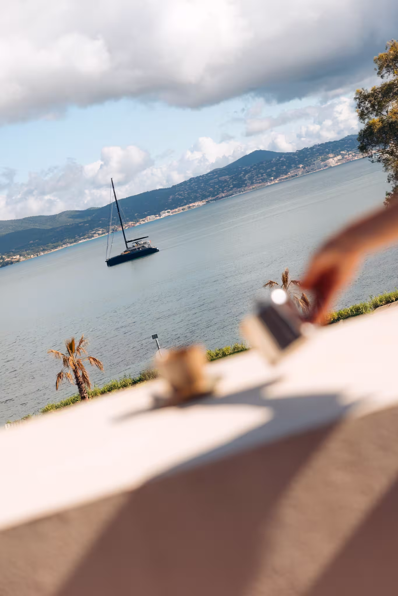 Le golfe de Saint-Tropez et un voilier au mouillage, vus depuis une terrasse du Kube Saint-Tropez