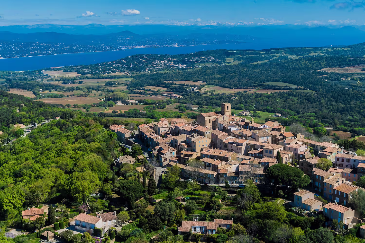 Le village perché de Gassin vu du ciel, entouré de vignes, le golfe de Saint-Tropez au fond
