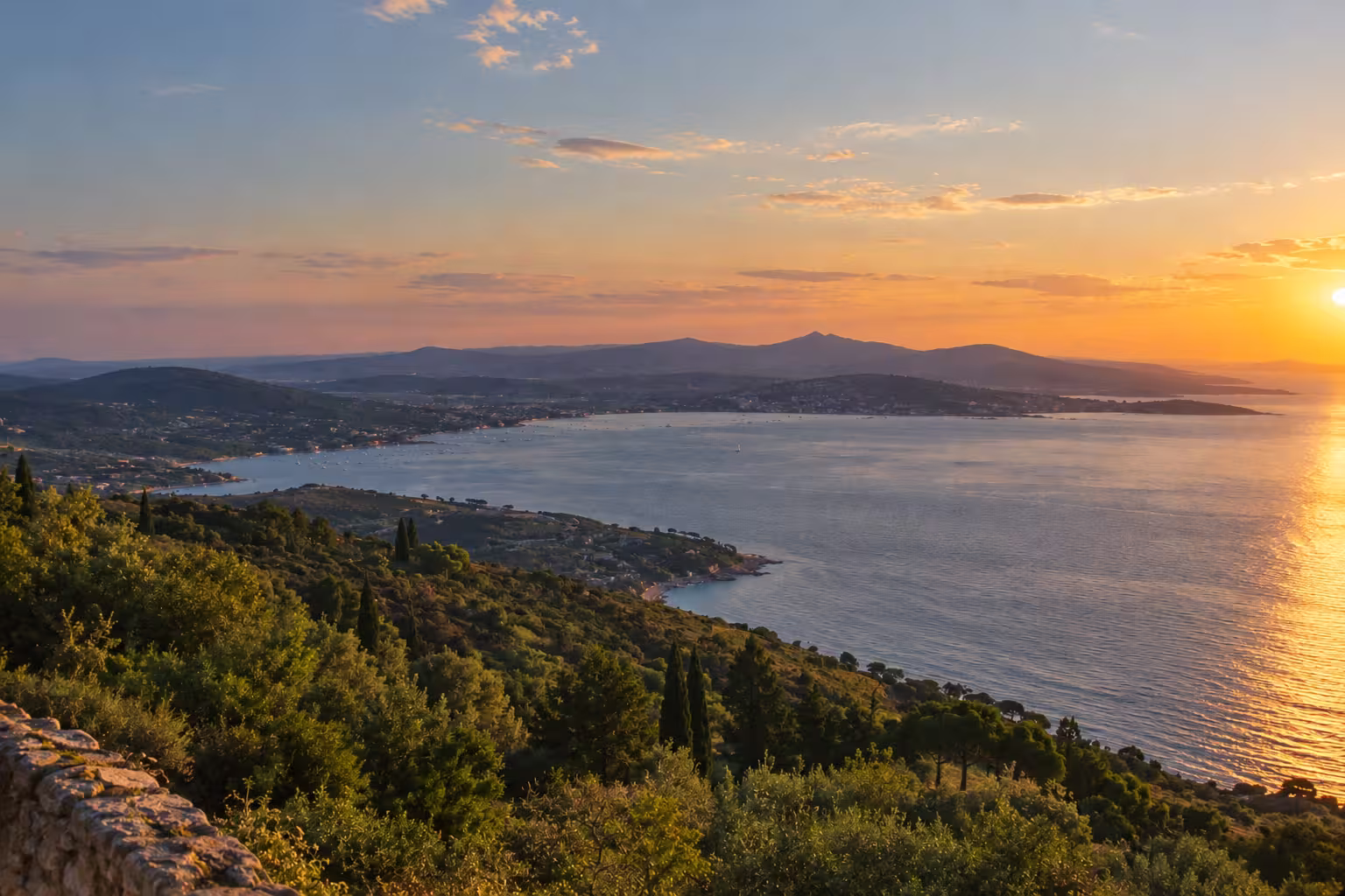 Coucher de soleil sur le golfe de Saint-Tropez, vu depuis les collines boisées de la presqu’île