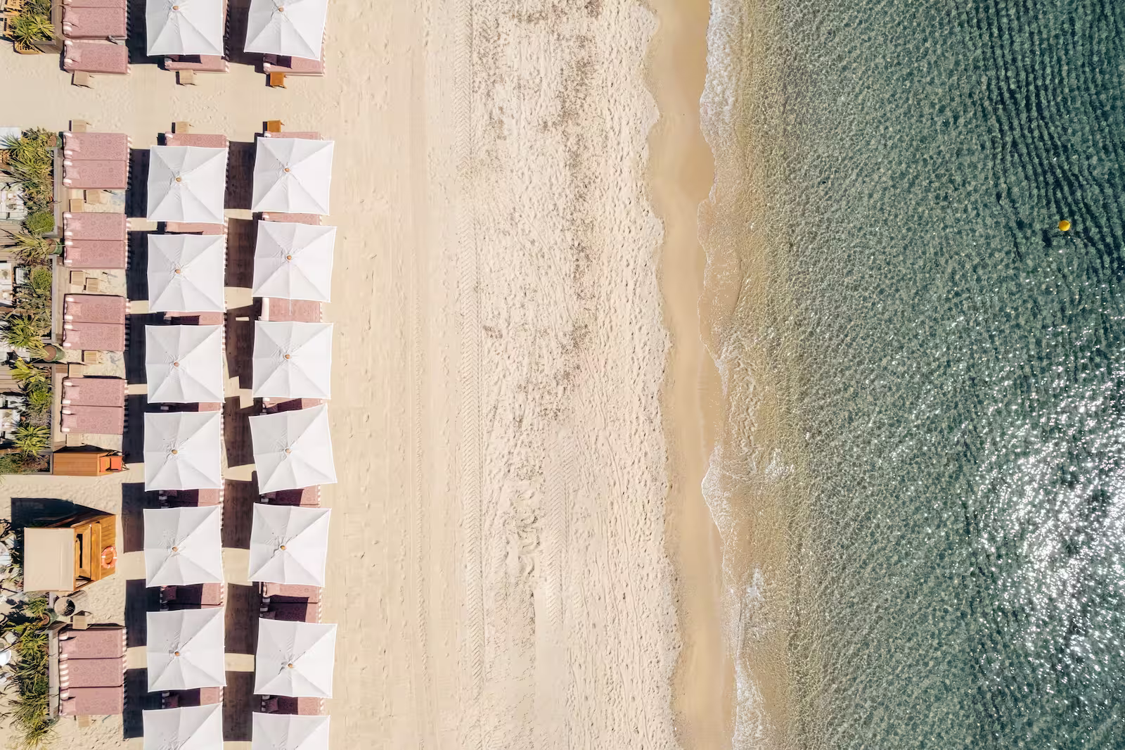 La plage de Cybele vue du ciel&nbsp;: parasols blancs, sable et eau turquoise
